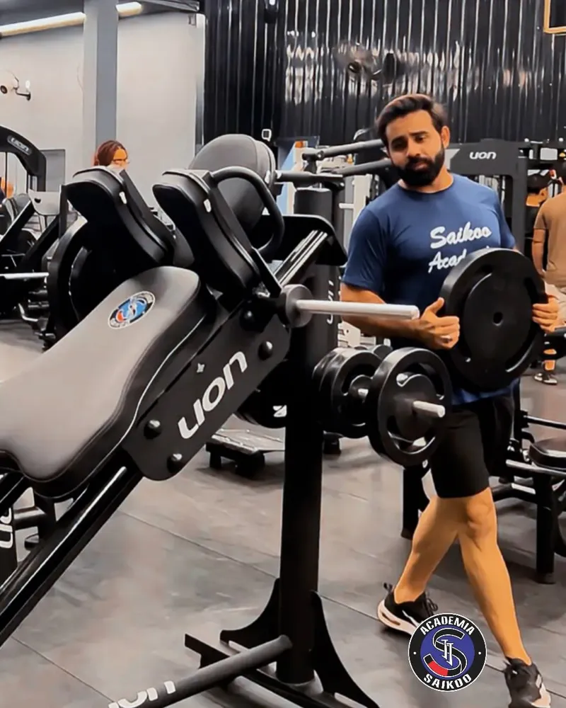 Professor da Saikoo Academia preparando equipamento de treino