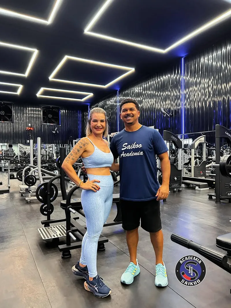 Professor da Saikoo Academia ao lado de aluna em Penápolis SP